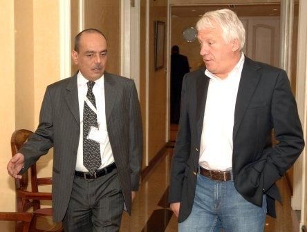 تشارلي وايتنج مدير السباقات بالاتحاد الدولي للسيارات لحظة وصوله