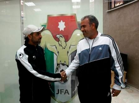 الخلايلة وبدوان يتصافحان قبل المؤتمر الصحفي