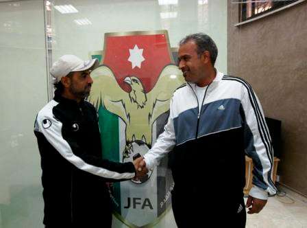 الخلايلة وبدوان يتصافحان قبل المؤتمر الصحفي