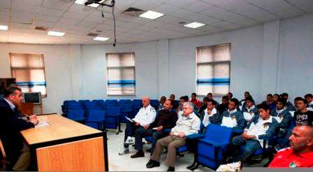 أبو عابد يتحدث للاعبين