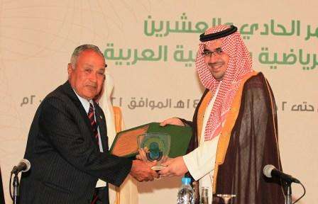 نواف بن فيصل يكرم السباح نبيل الشاذلي