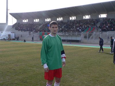 المحترف الصربي اتسو  الجديد في صفوف الوحدات ( لم يشترك في المباراة !! ) 