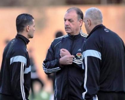 عدنان حمد يتوسط جهازه الفني