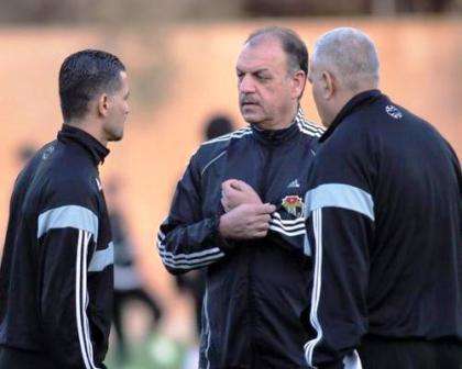 عدنان حمد يتوسط جهازه الفني