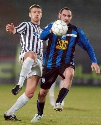 لاعب اتالانتا ريكاردو زامباجنا يراوغ رومينيان لاعب اسكولي