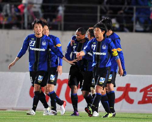 فرحة لاعبي جامبا اوساكا بعد فوزهم بالمباراة