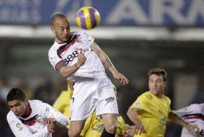 لاعب اشبيليه الأروغواني شيفانتون يضرب الكرة برأسه