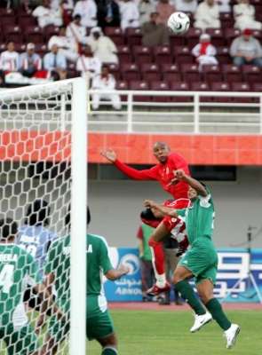 البحريني عبد اللة المرزوقي يطير للكرة بين مدافعي منتخب العراق