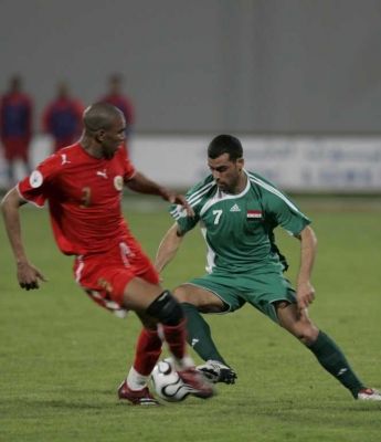 العراقي عماد محمد (الى اليمين) قي محاولة لمراوغة لاعب البحرين عبد الله المرزوقي