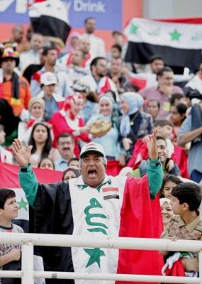 المشجع العراقي الشهير قدوري وهو يرتدي علم بلاده