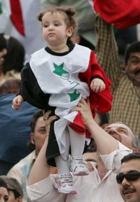 طفلة عراقية ترتدي العلم العراقي بين مشجعي منتخب العراق