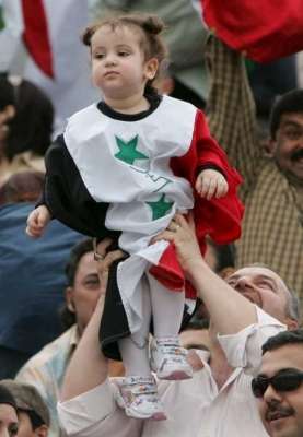 طفلة عراقية ترتدي العلم العراقي بين مشجعي منتخب العراق