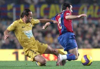 صراع على الكرة بين لاعب برشلونة جولي (اليمين) ولاعب خيمناستيكا مينجو