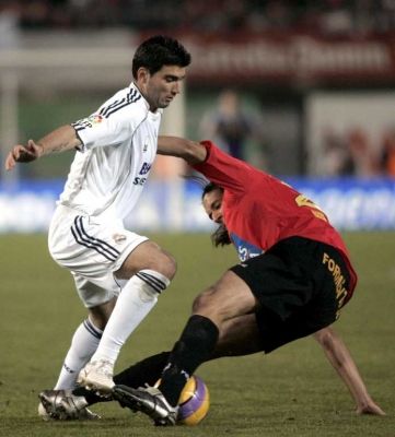 صراع ثنائي بين رييس لاعب ريال مدريد (اليسار) ولاعب مايوركا يوناس