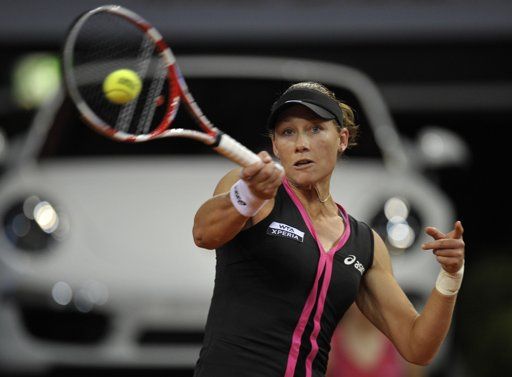 سمانثا لاعبة قوية بالأراضي الترابية 