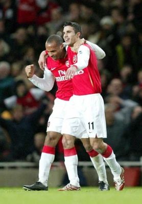 روبن فان بيرسي وزميله تييري هنري فرحان بالفوز على مانشيستر يونايتد