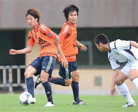 المهاجمان يويا اوساكو ( أقصى اليسار ) وريوتشي مايدا في تدريب الأمس