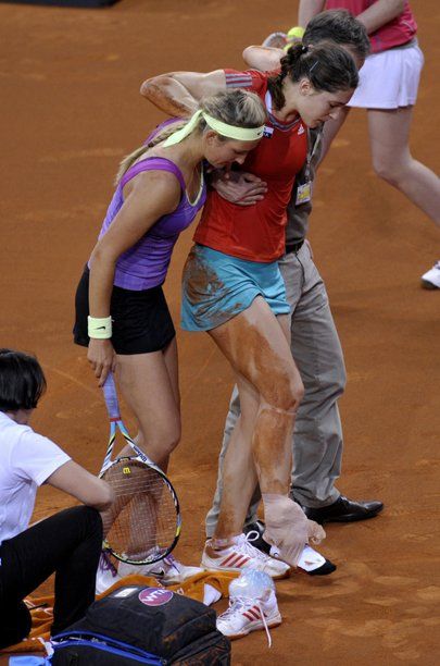 بطلة العالم تساعد زميلتها أندريا على المشي 