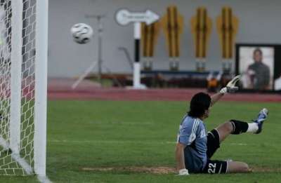 السعودية تسجل الهدف الوحيد في مرمى الحارس العراقي نور صبري