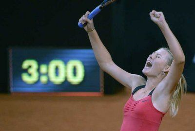 ماريا تحتفل بإنتصارها الشاق  