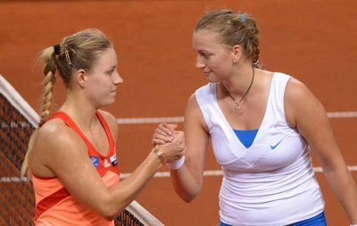 لقطة للمصافحة بنهاية لقاء بترا وأنجليكه 