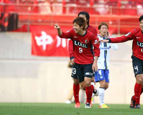 المهاجم يويا اوساكا يحتفل بعد إحرازه الهدف الخامس بمرمى جامبا اوساكا