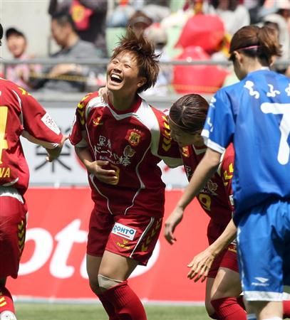 فرحة لاعبات فريق إناك ليونيسا بعد فوزهم بالمباراة