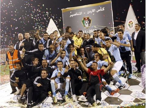 الأمير علي يتوسط لاعبي الفيصلي بعد التتويج  