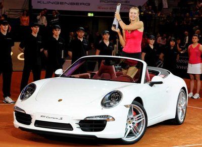 ماريا وهي بداخل سيارة البورش 