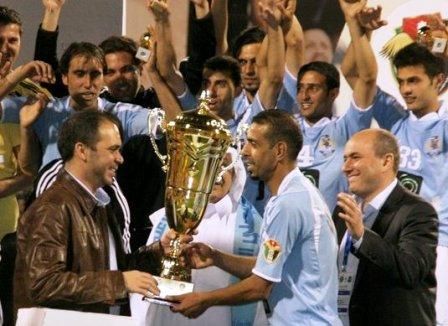 الأمير علي يسلم كأس الأردن لقائد الفيصلي حسونة الشيخ