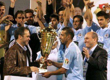 الأمير علي يسلم كأس الأردن لقائد الفيصلي حسونة الشيخ