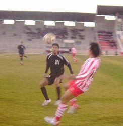 صورة من اللقاء ومحارمة في استعراض مهاري