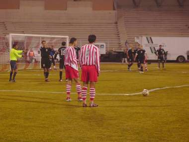 ساهر حجاوي يستعد لتنفيذ ركلة حرة مباشرة على مرمة البقعة