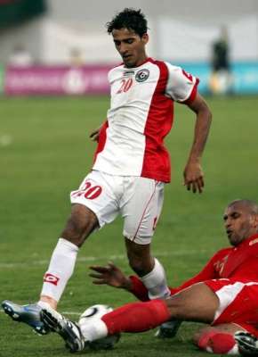 عماد الحوسني لاعب المنتخب العماني في محاولة للمنتخب العماني