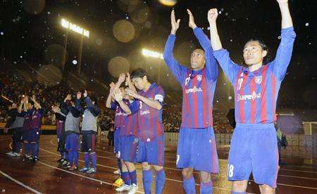 احتفال لاعبي فريق طوكيو الياباني بعد ضمان تأهلهم للدور ستة عشر