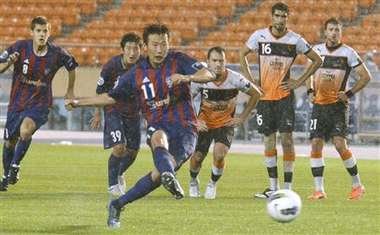 المهاجم الياباني واتانابي عند إحرازه الهدف الرابع بمرمى بريسبان الأسترالي