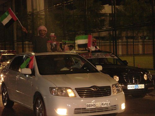 الجماهير الاماراتية  تحتفل بتأهل إلى النهائي
