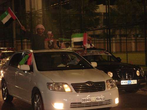 الجماهير الاماراتية تحتفل بتأهل إلى النهائي