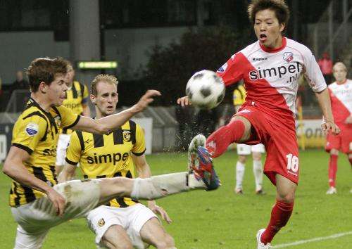 يوشياكي تاكاجي ( يمين ) في مباراة اوتريخت وفيتيس