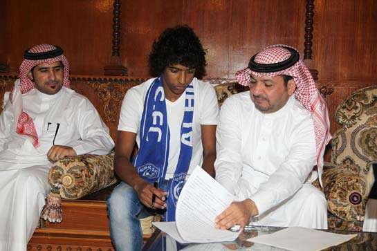 ياسر الشهراني أثناء توقيعه للهلال
