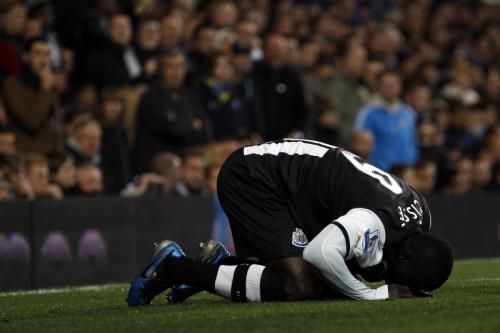 سيسي يسجد شكرا لله عقب إحرازه هدفين في مرمى تشيلسي
