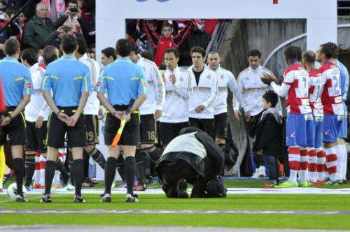 لاعبو غرناطة حرصوا على تحية الريال قبل اللقاء لفوزه بالليجا