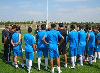 عدنان حمد يحاضر المنتخب الأردني قبل التدريب