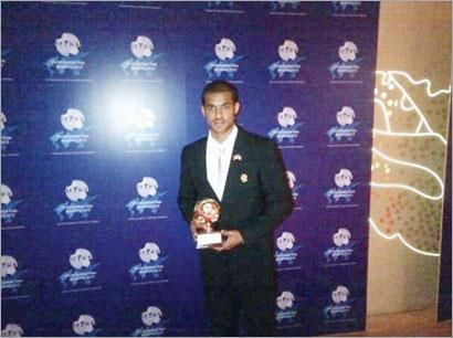 بدر المطوع يحمل جائزة هداف العالم