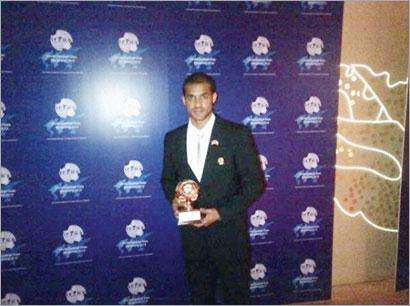 بدر المطوع يحمل جائزة هداف العالم