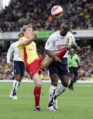 ليدلي كينج قائد توتنهام هوتسبرز (يمين)