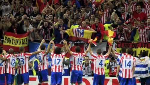 لاعبو أتليتكو مدريد يحتفلون باللقب مع جماهيرهم