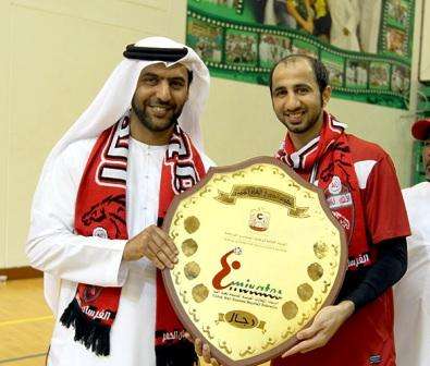 اللاعب ماجد مصطفى يحتفل بدرع الدوري مع رئيس النادي