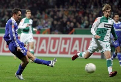 لاعب شالكة لويفنكراندس (اليسار) يسجل هدف الفوز الثاني لفريقه