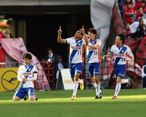 البرازيلي برونو يحتفل بعد إحرازه هدف التعادل بجانب تواجد الشارات السوداء بأكتاف اللاعبين